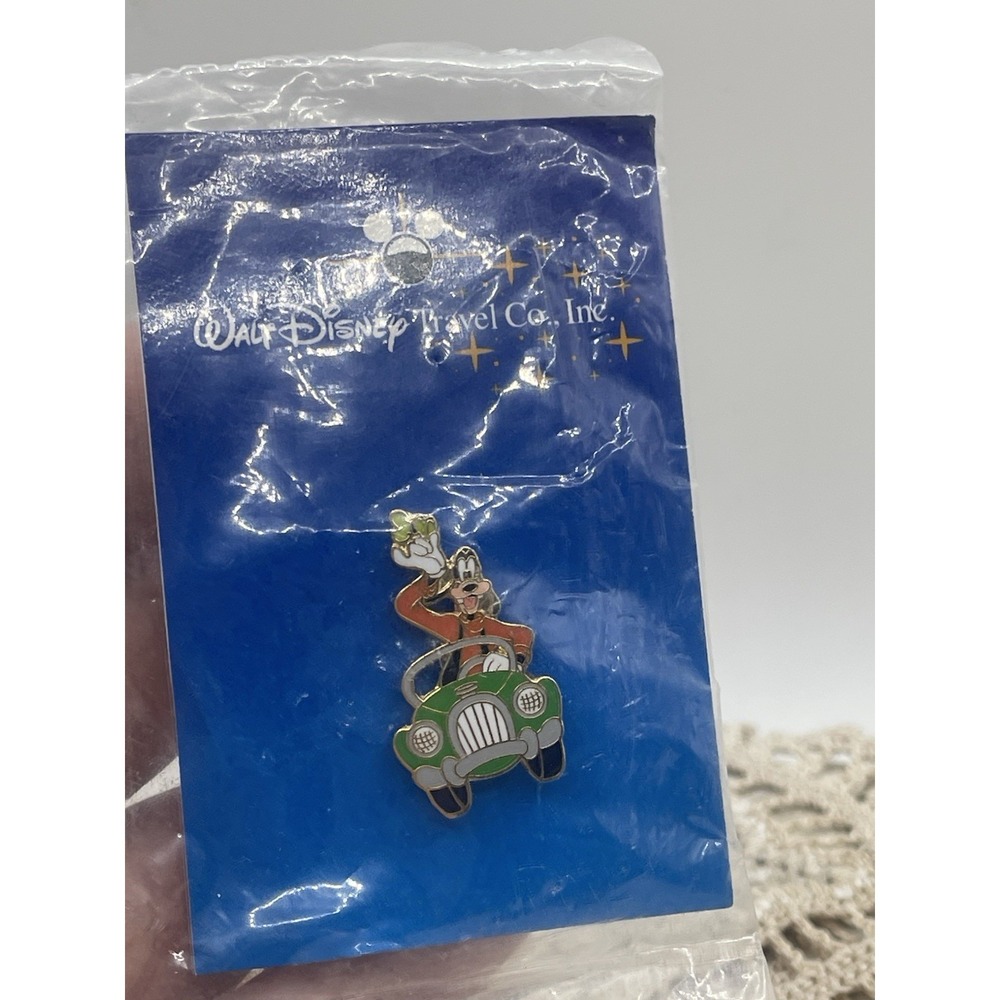 Walt Disney Travel Company Inc. Goofy Driving A Car 2001 Pin Vintage on Card NEW